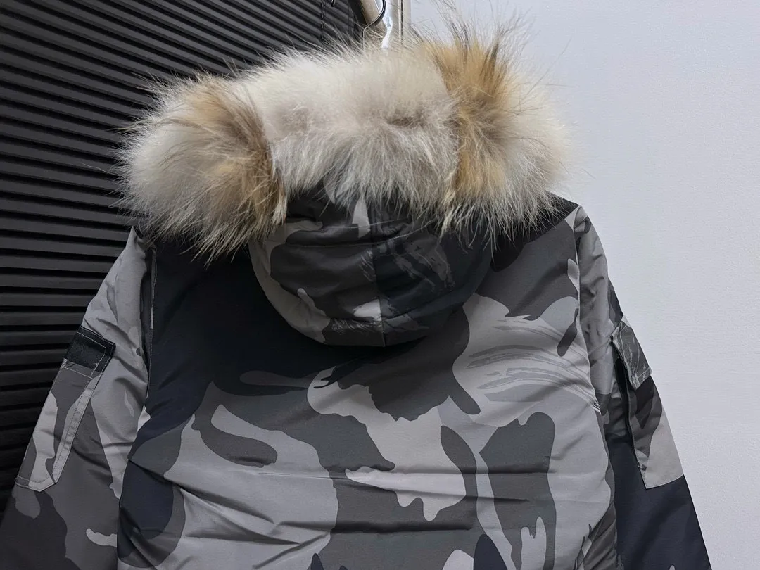 P780 top purchasing version, camouflage gray (wolf fur optional) 🇨🇦CANADA GOOES 24 new models 08/couple models Factory direct supply: supplying global purchasing, micro-business, entities, Tmall, high-end stalls and studio cooperation, free shipping! Canada Goose Expedition Parka 2008 is the same style for men and women. It is mid-length and the most timeless classic. All Arctic and Antarctic scientific expedition teams choose Canada Goose as their cold-proof equipment. It is the Rolls-Royce of down jackets. ➖ Industry-leading anti-counterfeiting chip sensing. ➖ Imported Behringer embroidery machines and customized embroidery labels, the highest level and industry leading. ➖ Imported Korean 21-count polyester-cotton blended original fabric, TC85 waterproof coated fabric, water-repellent, windproof and wear-resistant. ➖ The new national standard 80 white duck down is filled with an average of 520 grams of down. The amount of down filled is industry-leading. ➖ 100% nylon lining with double double-layer sealing design to prevent velvet running, and seamless thread design on the cuffs! ➖ Western Canadian Green Wolf Collar. ➖ Yoshida YKK provides original factory-customized electroplated sliders. YKK two-way lockable zippers are tight and smooth and do not peel off paint. ➖ 3M composite Velcro is durable and the accessories and hardware are all custom-made. Note: Our copywriting is only simple and clear. Instead of bragging about the copywriting, it is better to compare and understand with samples. Only for the purest goose, the most dedicated, the most professional, the highest quality, the highest cost performance!  Size:XS-XXL